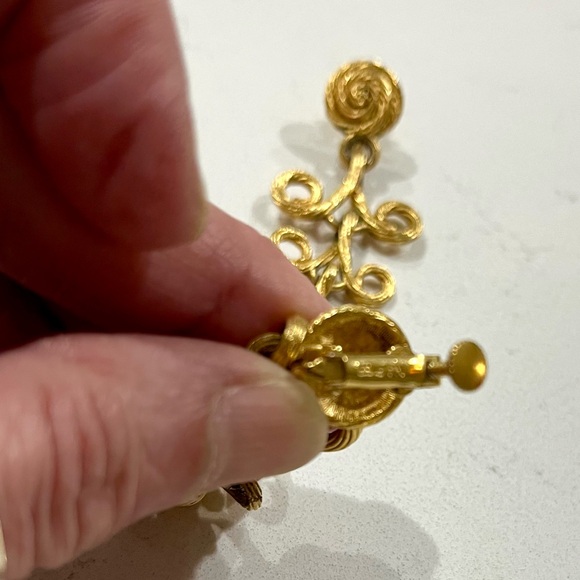 Vintage Gold Tone Rope Twist Dangle Drop Clip on Earrings 2 5/8”, EUC - Picture 13 of 13